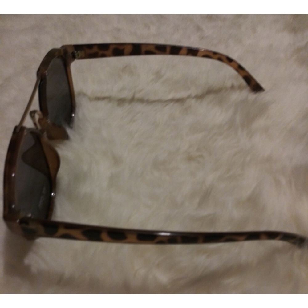 Tortoise Shell Frame Sunglasses - Picture 4 of 5